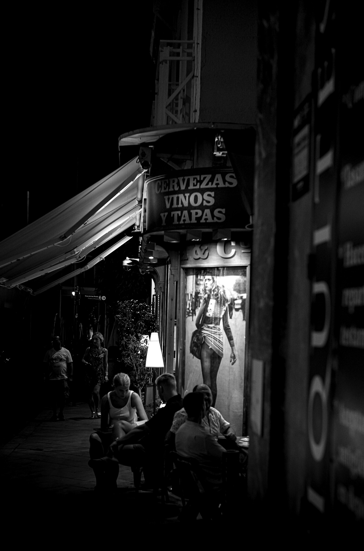 Tapas, Licht & Schatten: Das Zeitlose Geheimnis Europäischer Nächte