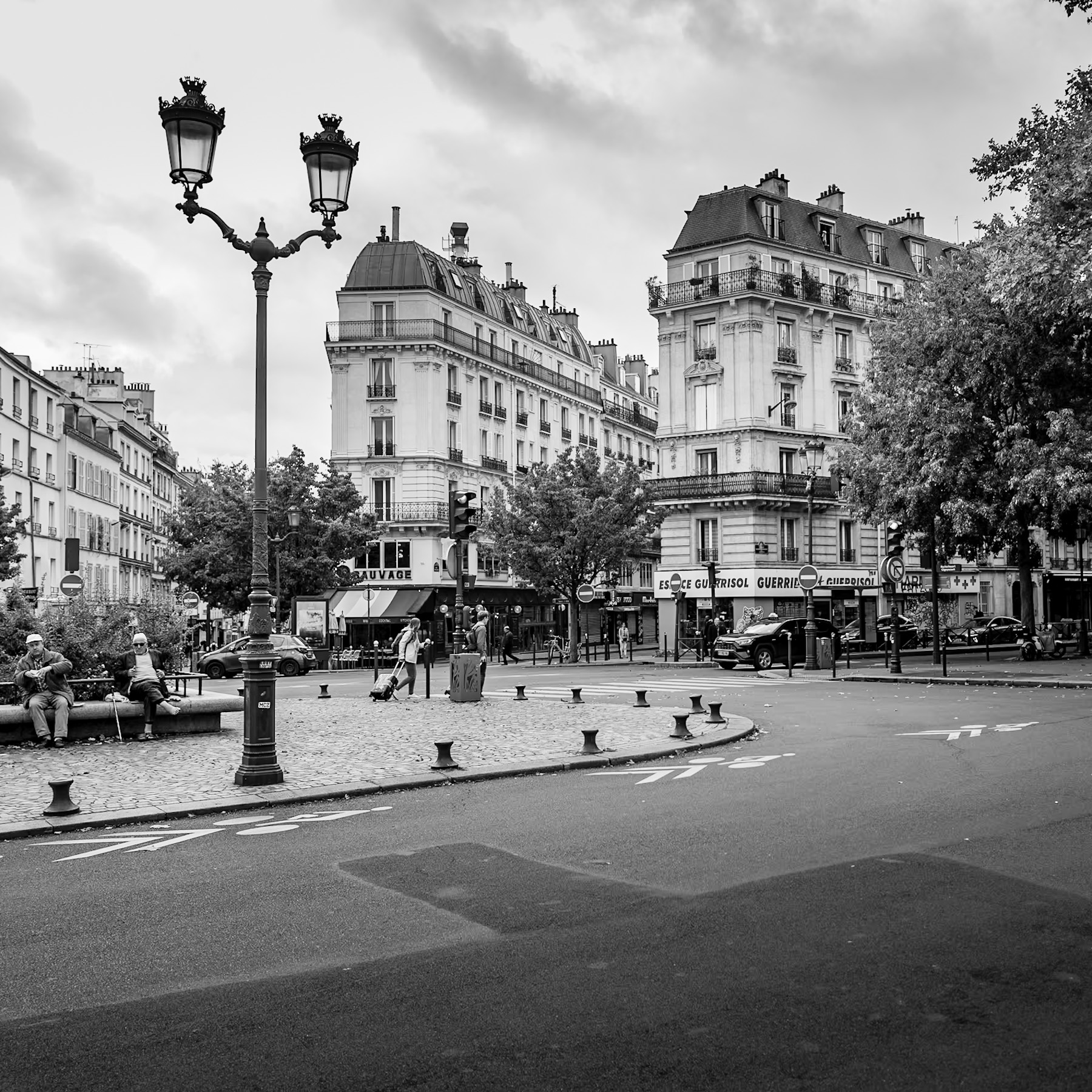 Parisian Street Scene: A Glimpse of Timeless Urban Life