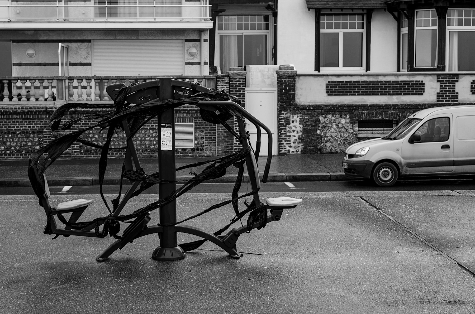 Stillness on the Promenade: A Study in Urban Juxtaposition