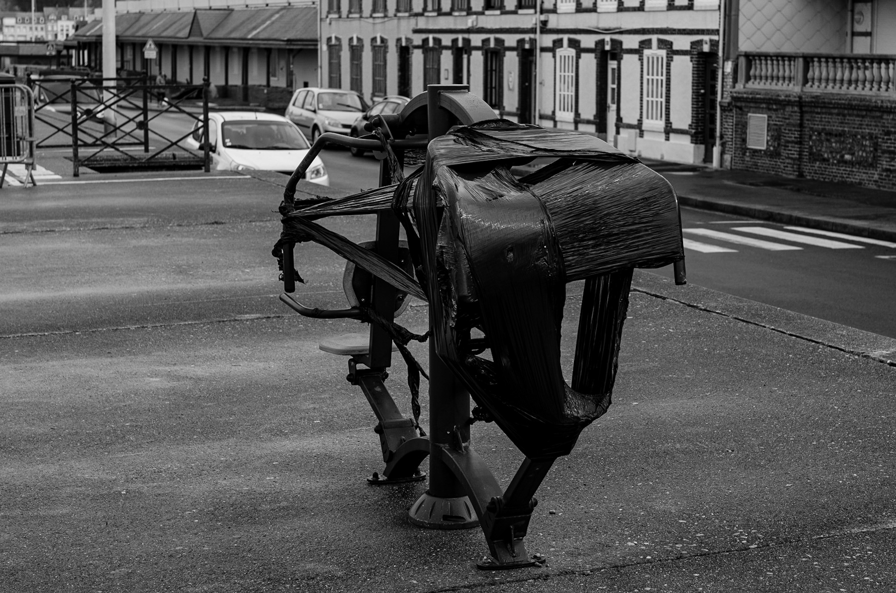 Urban Echoes: A Wrapped Fitness Machine and the Layers of History in Public Spaces